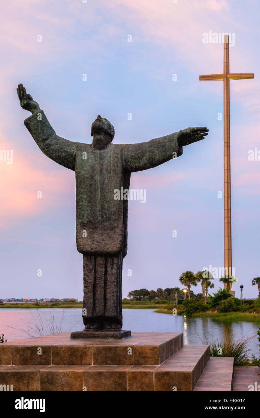 De magnifiques roses et bleus entourent Père Francisco López de Mendoza Grajales statue au coucher du soleil à la Mission Nombre de Dios. Banque D'Images De magnifiques roses et bleus entourent Père Francisco López de Mendoza Grajales statue au coucher du soleil à la Mission Nombre de Dios. Banque D'Images