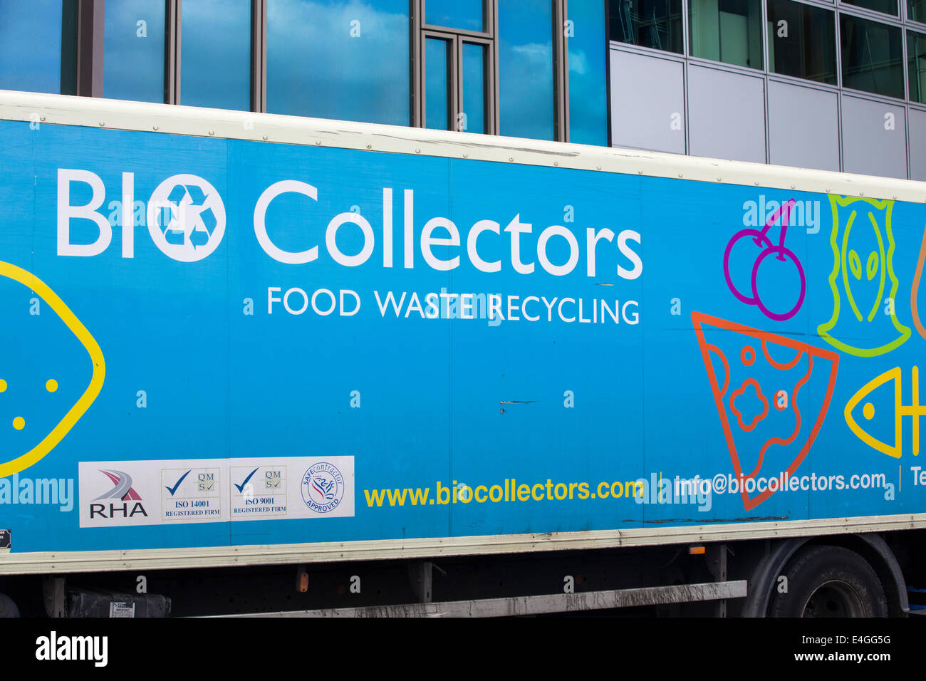 Un camion de collecte des déchets alimentaires à Londres, Royaume-Uni, qui prendra les déchets à l'usine de créer un biodigesteur biogaz. Banque D'Images