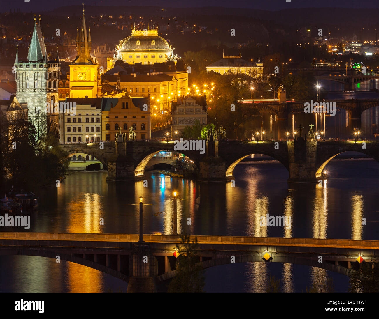 Prague - Voyage d'information concept de ponts au-dessus de la rivière Vltava parc Letná. Prague, République tchèque dans twiligh Banque D'Images