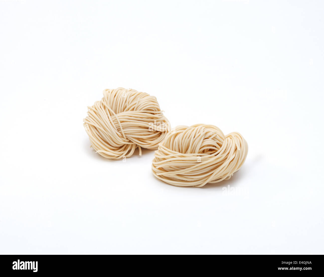 Style chinois nouilles sèches isolé sur fond blanc Banque D'Images