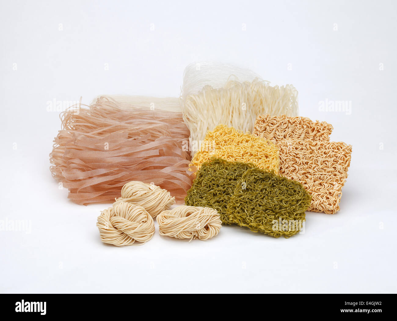 Variété de nouilles sèches isolé sur fond blanc Banque D'Images