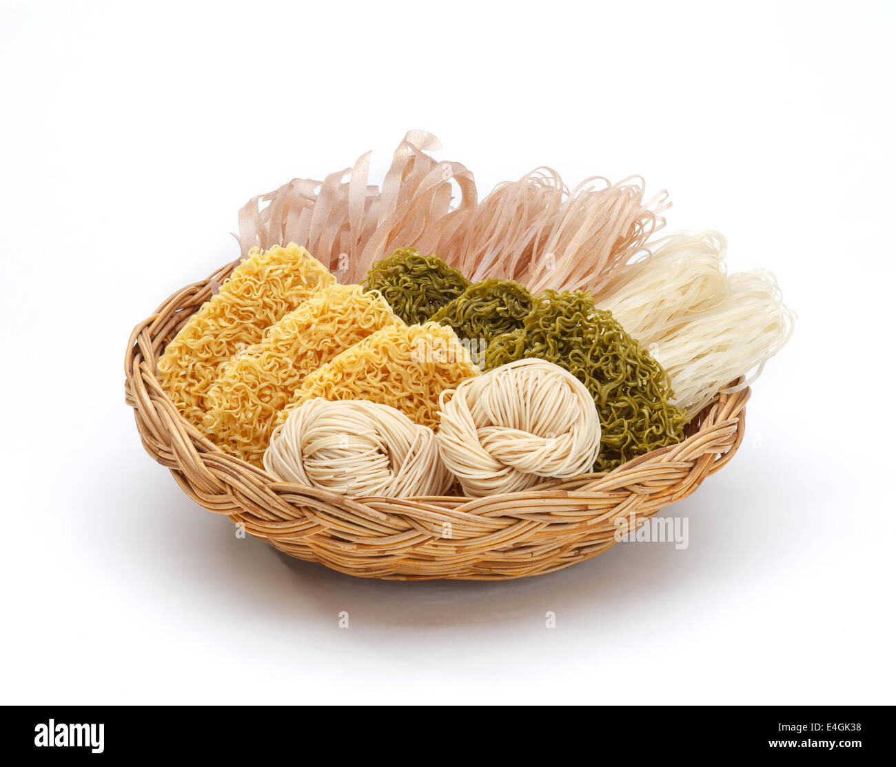 Nouilles sèches dans le panier isolé sur fond blanc Banque D'Images