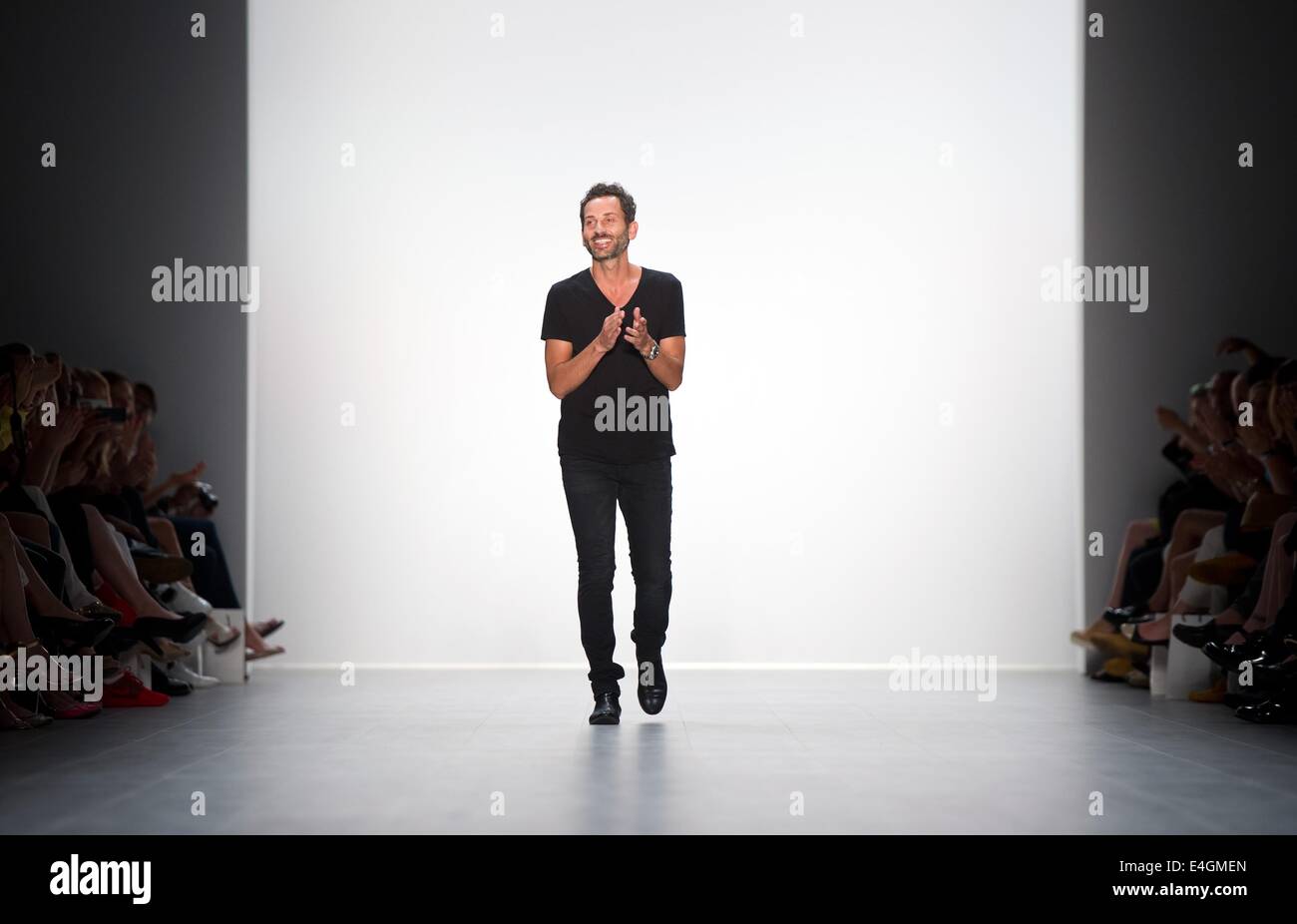 Berlin, Allemagne. 10 juillet, 2014. Designer grec Dimitrios Panagiotopoulos apparaît sur le podium après la présentation de la collection printemps/été 2015 pour son label Dimitri à la Mercedes-Benz Fashion Week à Berlin, Allemagne, 10 juillet 2014. L'événement se déroule du 08 au 11 juillet. Photo : DANIEL NAUPOLD/dpa/Alamy Live News Banque D'Images