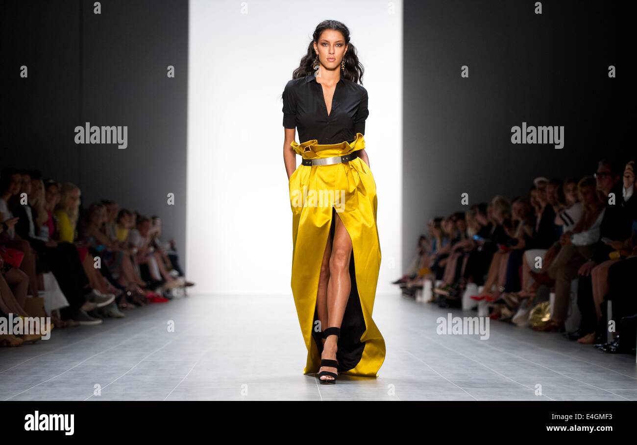 Berlin, Allemagne. 10 juillet, 2014. Rebecca modèle Mir présente des créations de designer de mode grec Dimitrios Panagiotopoulos pour sa collection printemps/été 2015 pour son label Dimitri à la Mercedes-Benz Fashion Week à Berlin, Allemagne, 10 juillet 2014. L'événement se déroule du 08 au 11 juillet. Photo : DANIEL NAUPOLD/dpa/Alamy Live News Banque D'Images