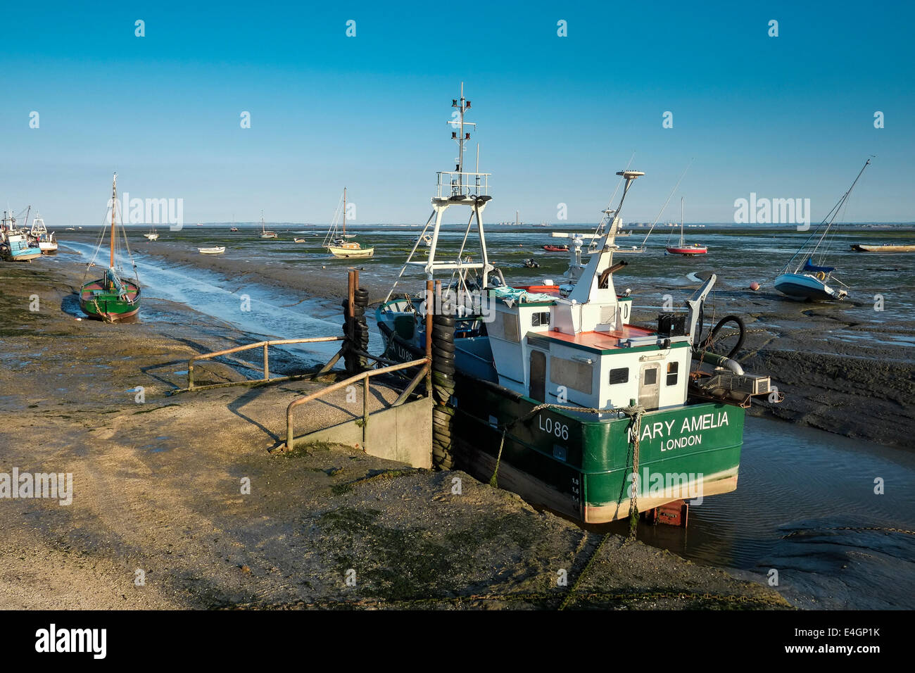 Coque d'un bateau amarré à marée basse à Leigh sur mer. Banque D'Images