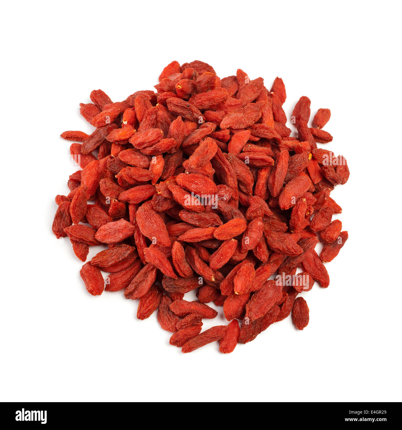 Baies de goji séchées isolé sur fond blanc Banque D'Images