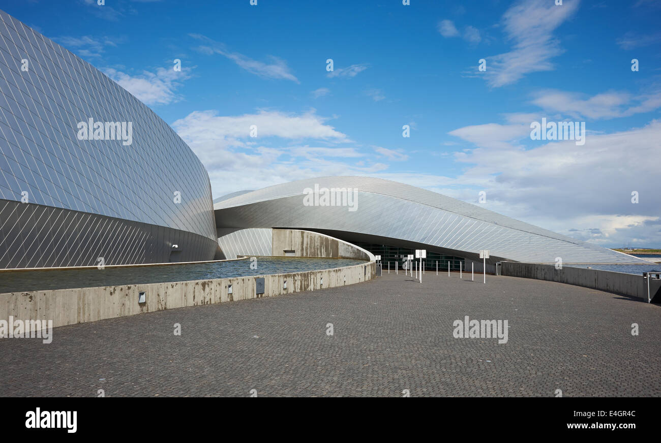 Entrée de Den Blå Planet en Kastrup près de Copenhague au Danemark avec de l'eau des piscines. Architecte : 3xn Banque D'Images