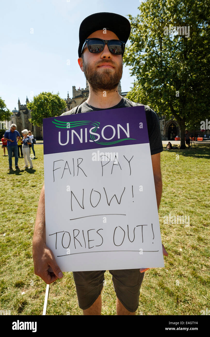 Bristol, Royaume-Uni. 10 juillet, 2014. Un manifestant est titulaire d'une affiche pour demander une juste rémunération tandis qu'il écoute les discours à la # J10 grève des travailleurs du secteur public et un rassemblement à Bristol. Credit : lynchpics/Alamy Live News Banque D'Images