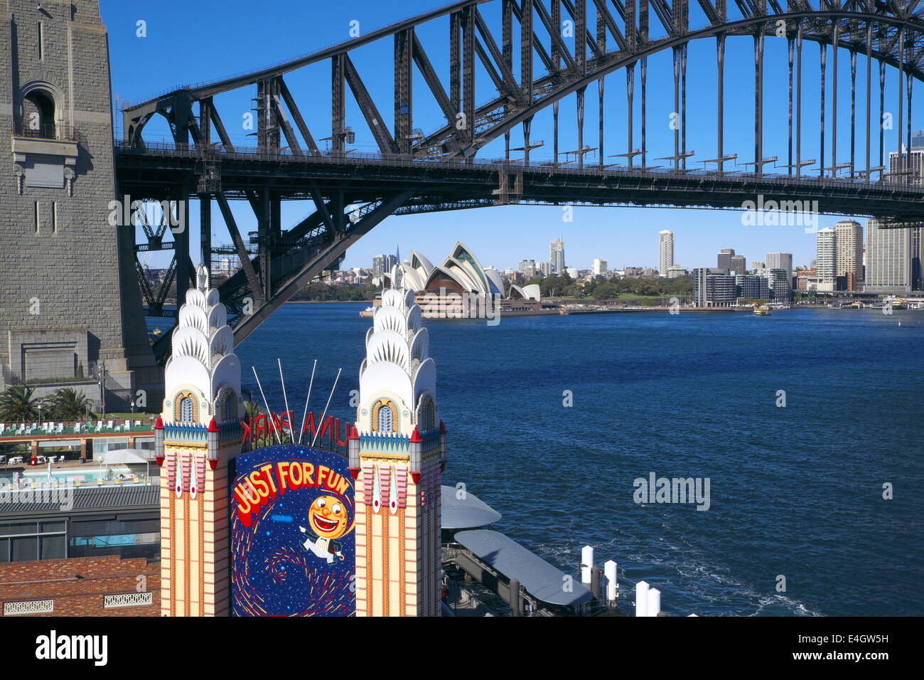 Luna park, Sydney et amusement park ride à Milsons Point, Sydney Harbour Bridge et l'opera House, New South Wales, Australie Banque D'Images