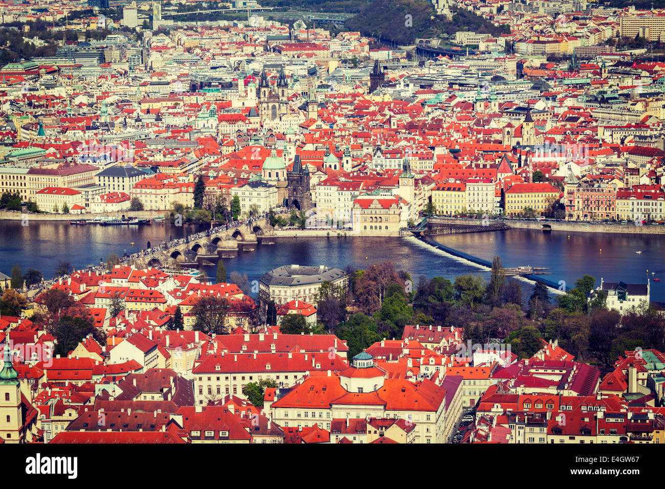 Retro Vintage style hipster image de voyage vue aérienne du Pont Charles sur la Vltava et la vieille ville à partir de la colline de Petrin Banque D'Images