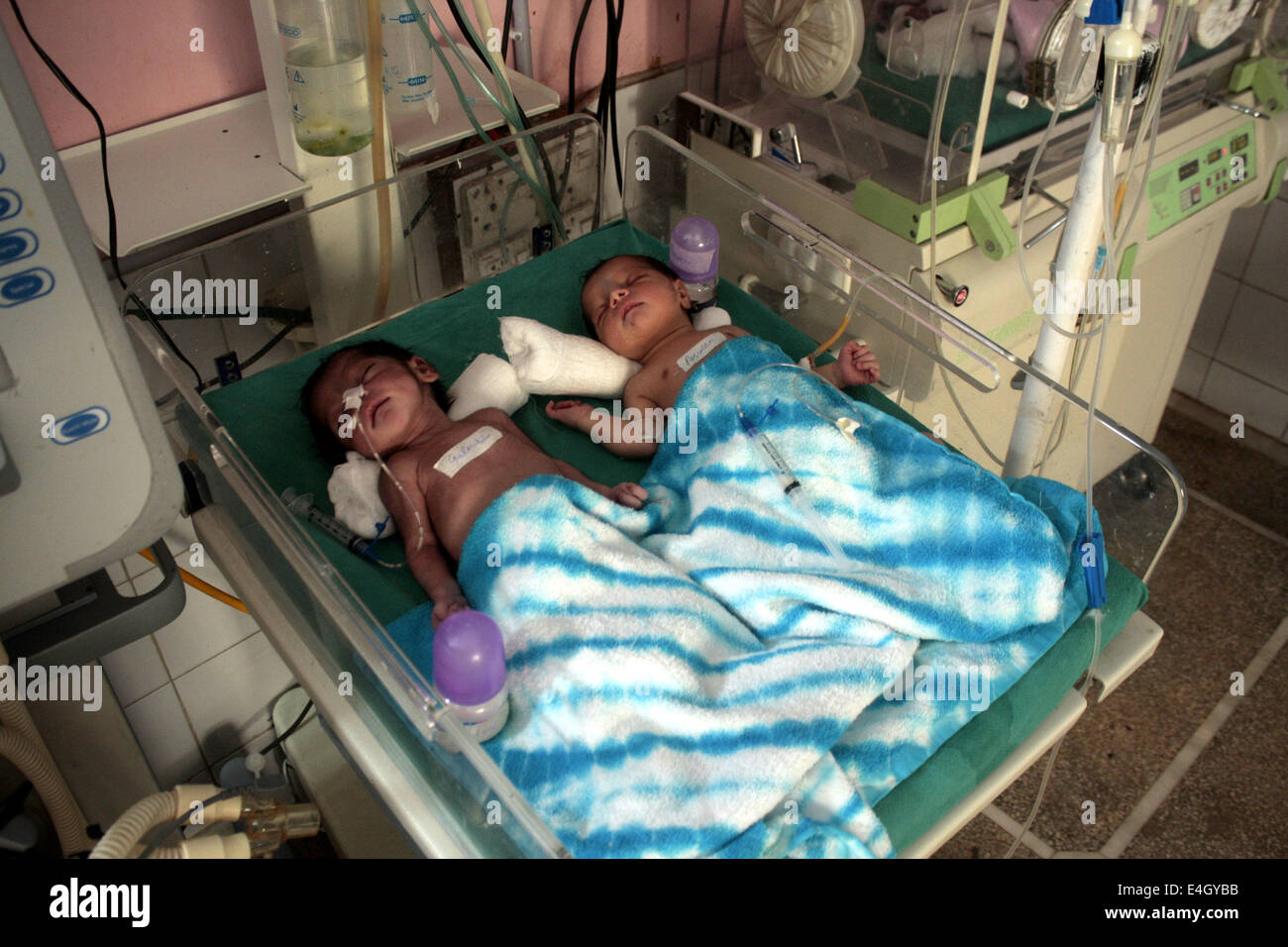 (140711) -- Lahore, 11 juillet 2014 (Xinhua) -- nouveau-né bébés pakistanais réside dans l'unité de soins intensifs dans une pépinière prix d'un hôpital sur la Journée mondiale de la population dans l'est du Pakistan, Lahore, 11 juillet 2014. (Xinhua/Jamil Ahmed) Banque D'Images