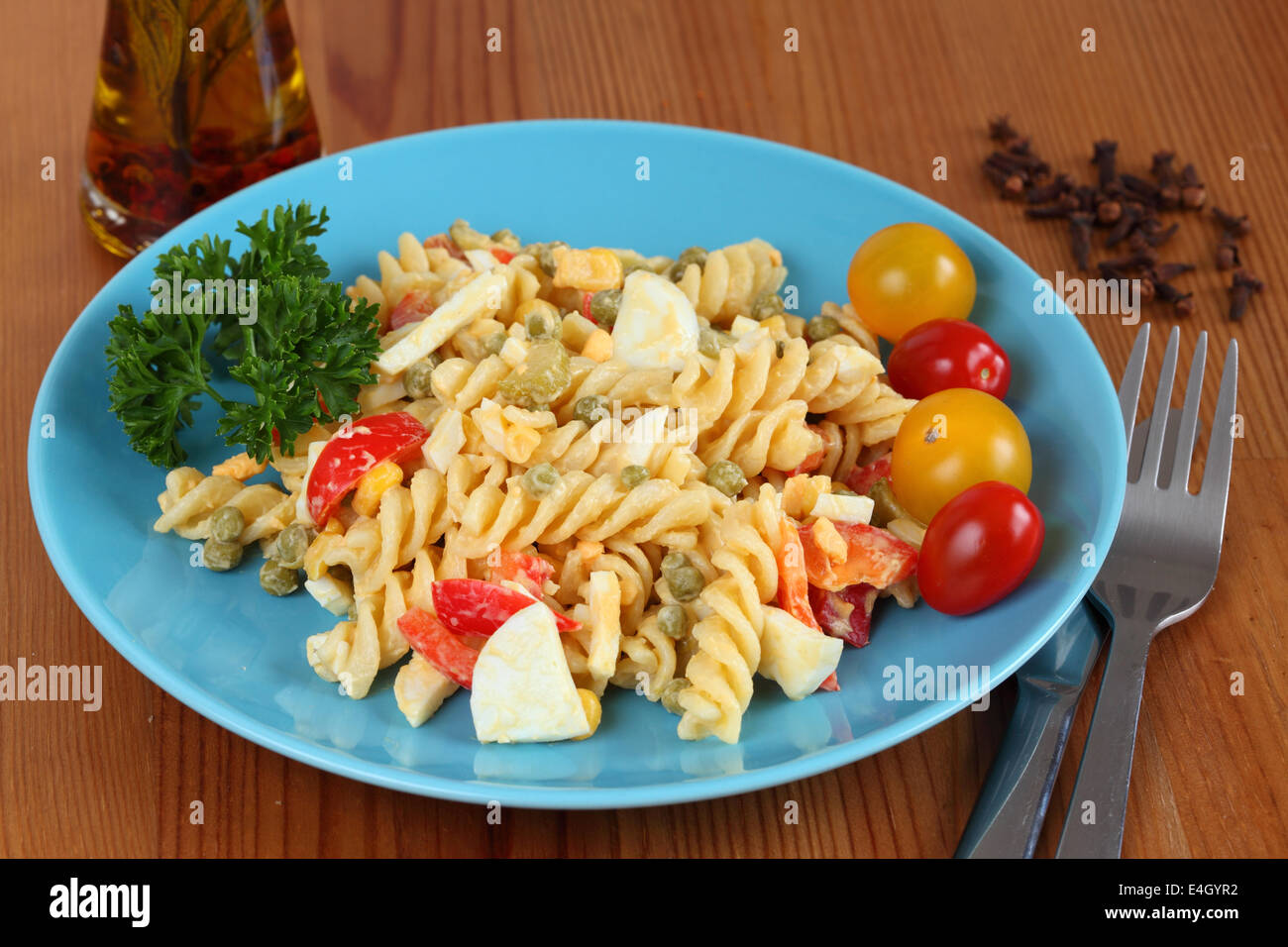 Salade méditerranéenne avec les pâtes, les tomates, le persil, les œufs et les petits pois Banque D'Images