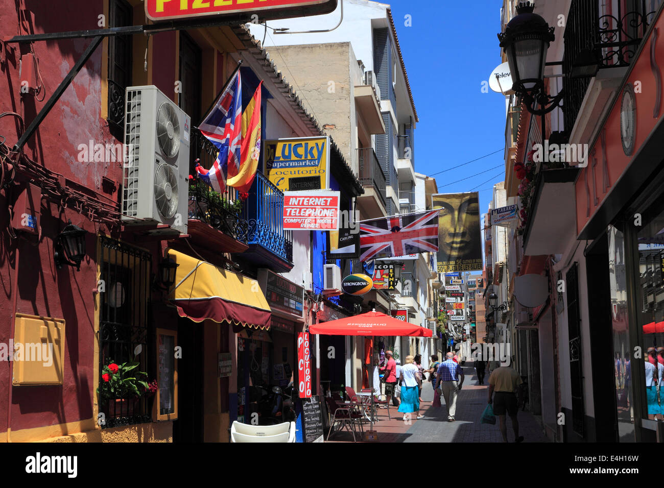 Vue le long des rues de la vieille ville de Benidorm, resort, Costa Blanca, province de Valence, en Espagne, en Europe. Banque D'Images