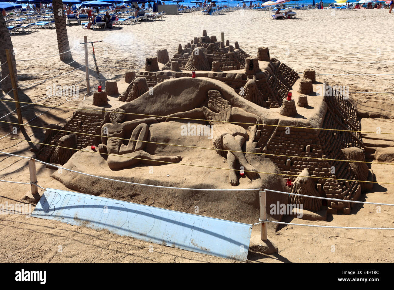 Sculpture de sable à la plage Playa de Levante, Benidorm, Costa Blanca resort, province de Valence, en Espagne, en Europe. Banque D'Images