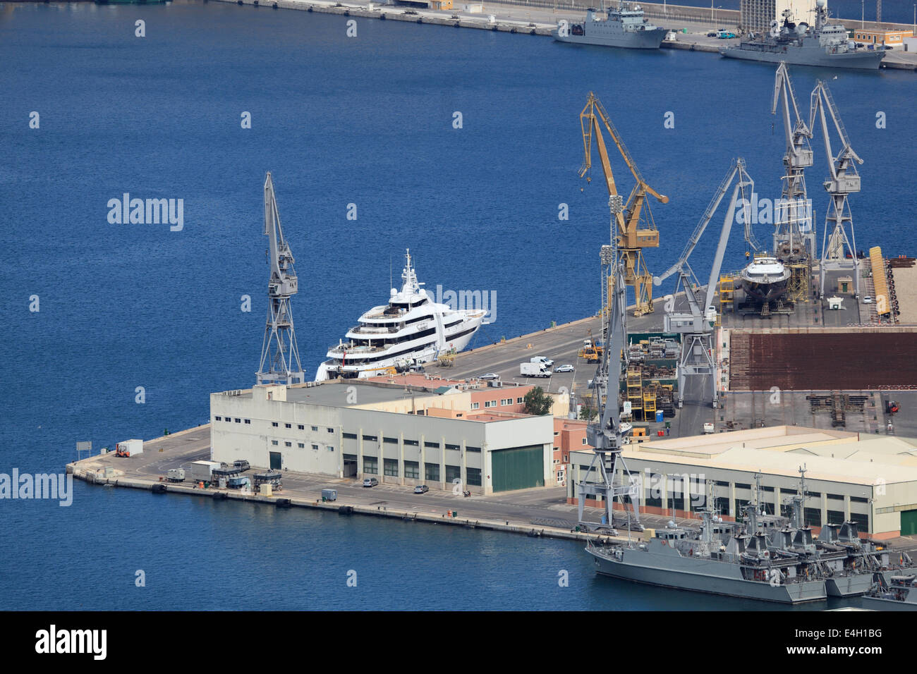 Des navires militaires dans le port de Carthagène, Espagne Banque D'Images