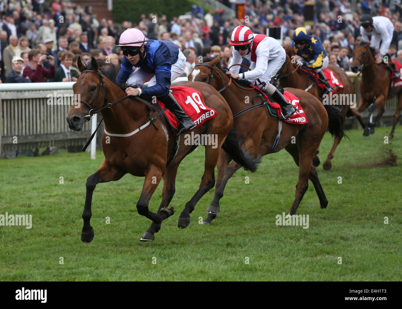 Newmarket, au Royaume-Uni. 11 juillet, 2014. Moët et Chandon juillet Festival, Gentlemans QUIPCO Jour. Pas d'actions mots sous Charles Bishop remportant le Betfred Enjeux Mobile . Credit : Action Plus Sport/Alamy Live News Banque D'Images