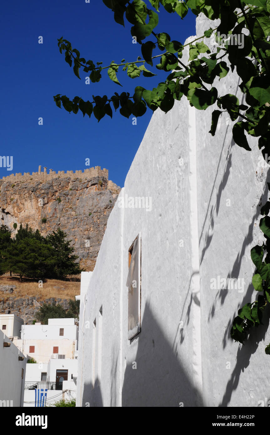 Dans la rue avec vue sur l'Acropole de Lindos, Rhodes, Grèce Banque D'Images Dans la rue avec vue sur l'Acropole de Lindos, Rhodes, Grèce Banque D'Images