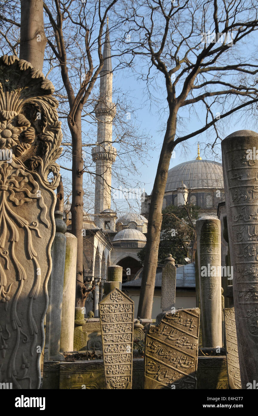Cimetière de l'époque ottomane à côté de l'historique mosquée Eyüp par la Corne d'or à Istanbul Banque D'Images