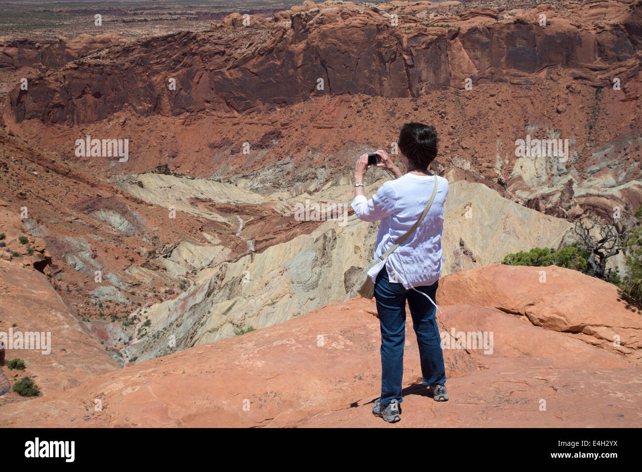 Moab, Utah - photographies d'un visiteur dans le Dôme de bouleversements dans le ciel de l'île de district Canyonlands National Park. Banque D'Images