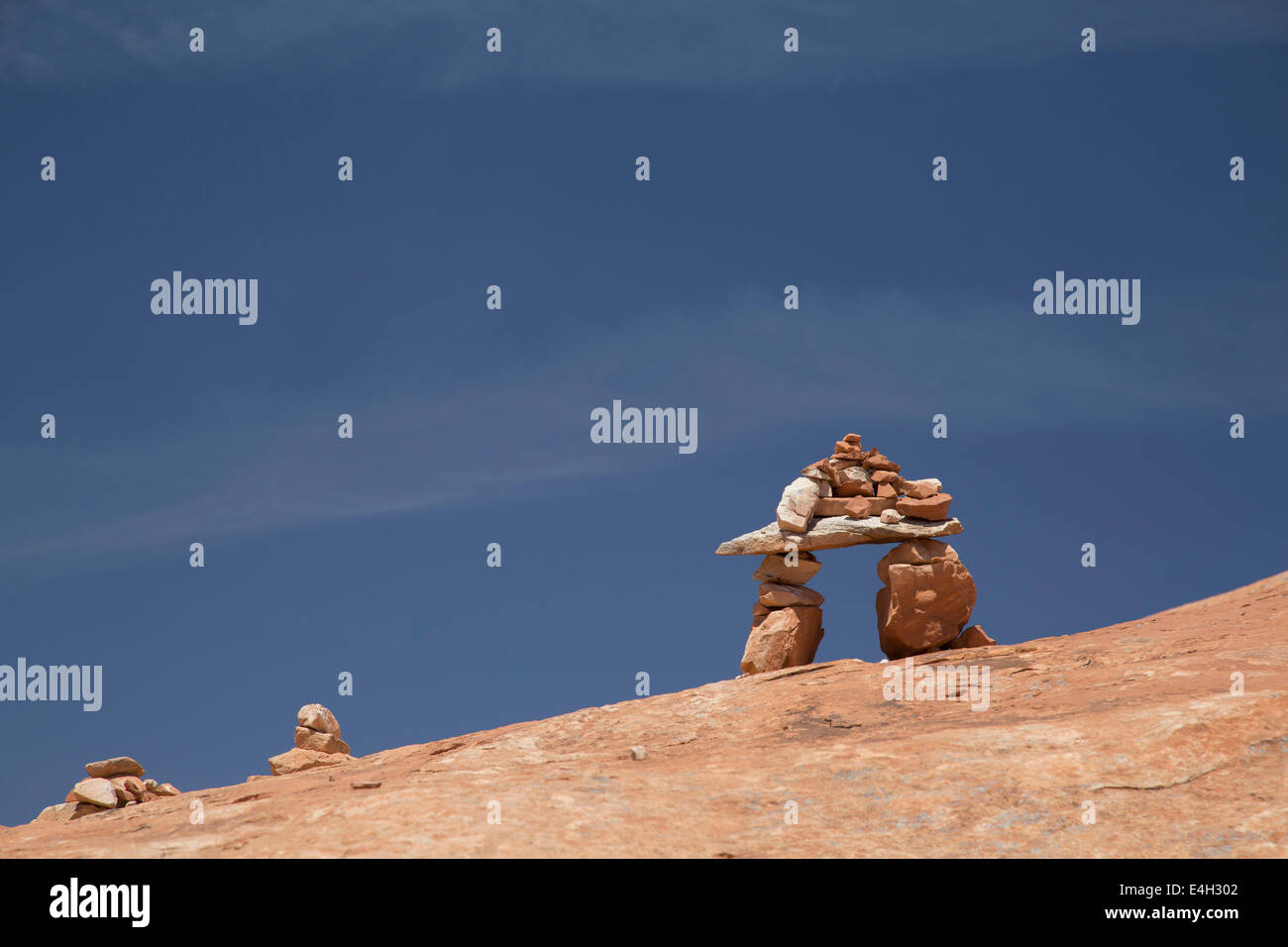 Moab, Utah - Mark Cairns un sentier dans l'île dans le ciel district de Canyonlands National Park. Banque D'Images