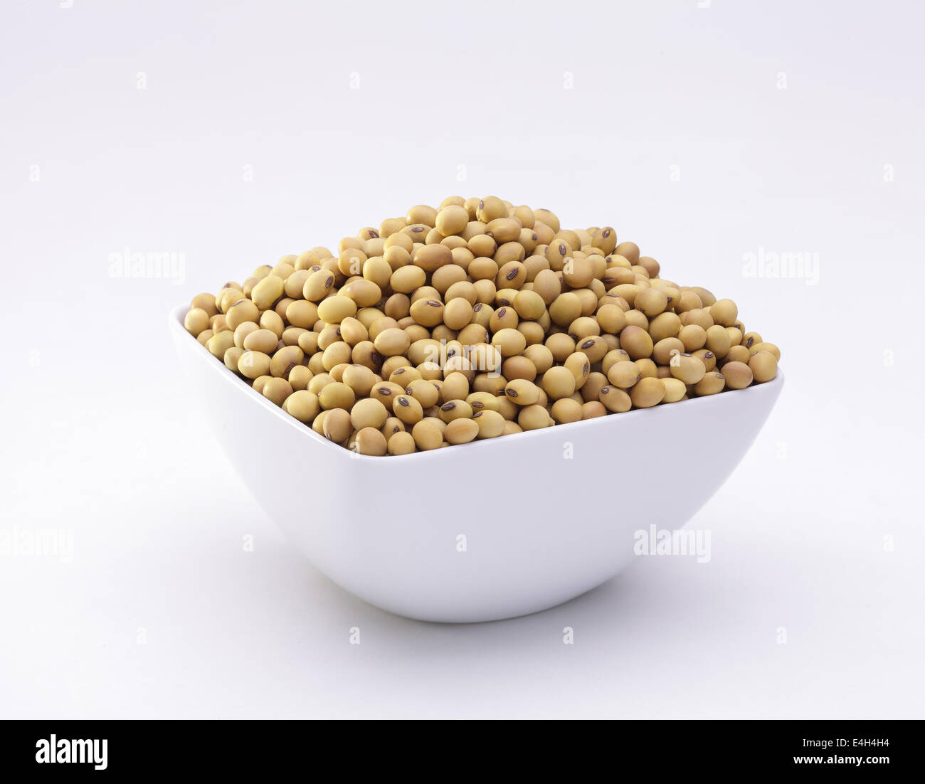 De soja dans un bol blanc isolé sur fond blanc Banque D'Images
