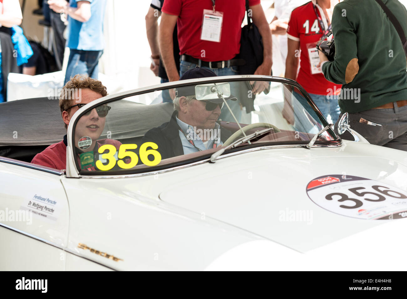 Le Dr. Wolfgang Porsche et Ferdinand Porsche Porsche 356 de 19555, Mille Miglia - Classic Car Race, Brescia, Italie 2014 Banque D'Images