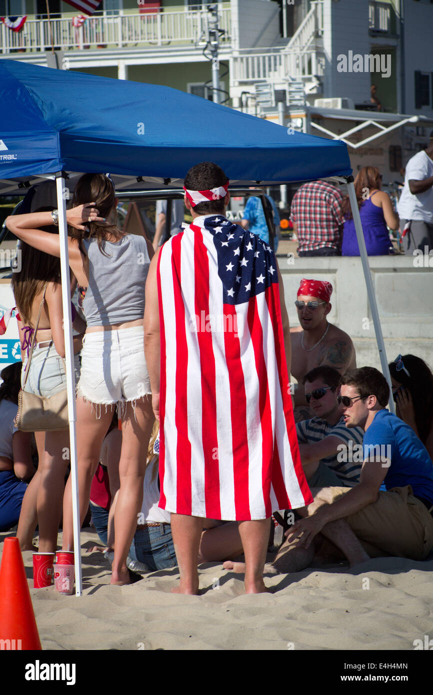 Guy drapé de stars and stripes à Pacific Beach, sur la quatrième de juillet 2014. Banque D'Images