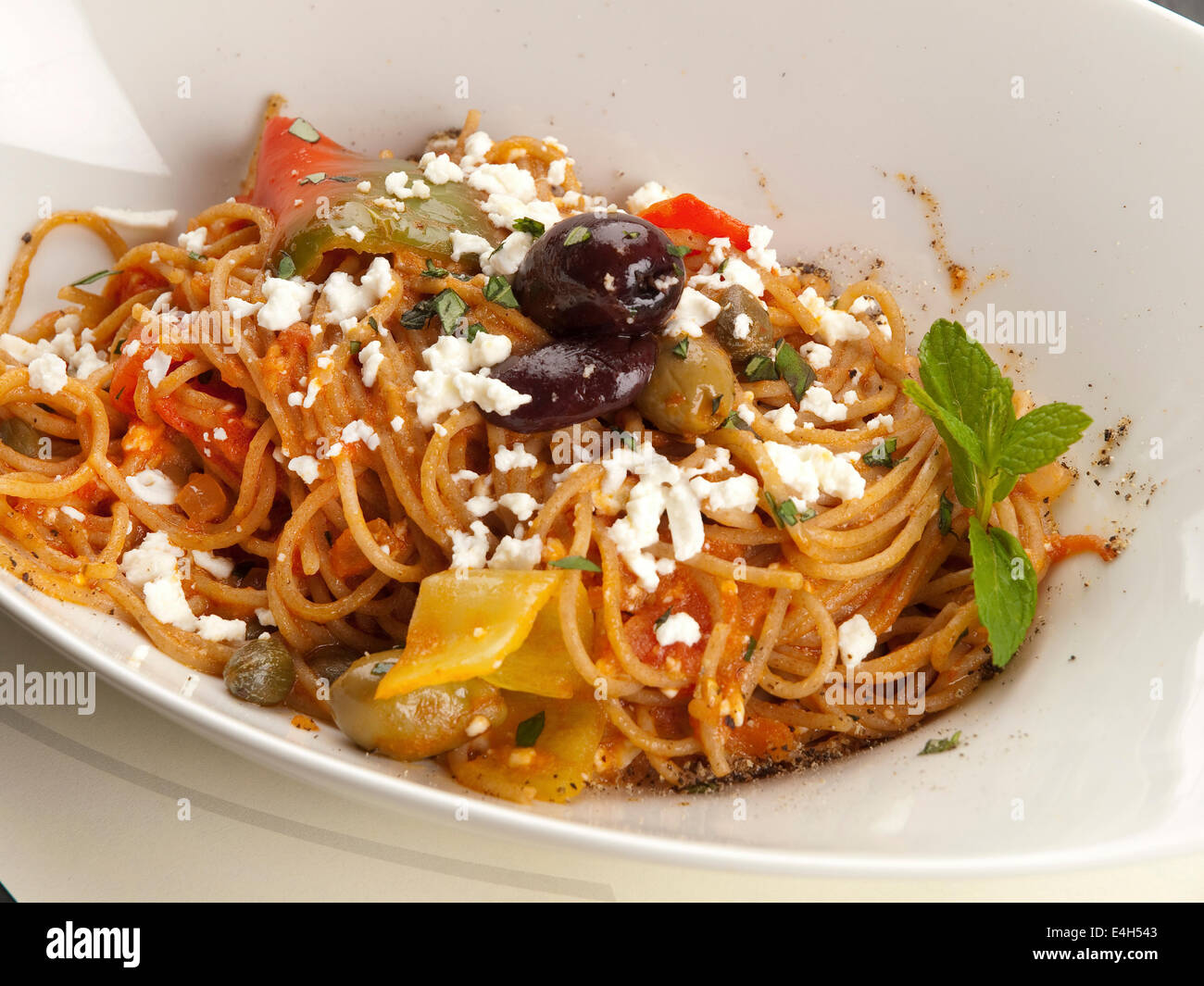 Spaghetti au fromage feta et olives Banque D'Images