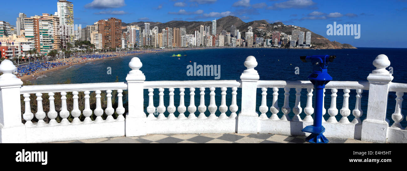 Terrasses fleuries à la Playa Del Castell, Vieille Ville resort Benidorm, Costa Blanca, province de Valence, en Espagne, en Europe. Banque D'Images