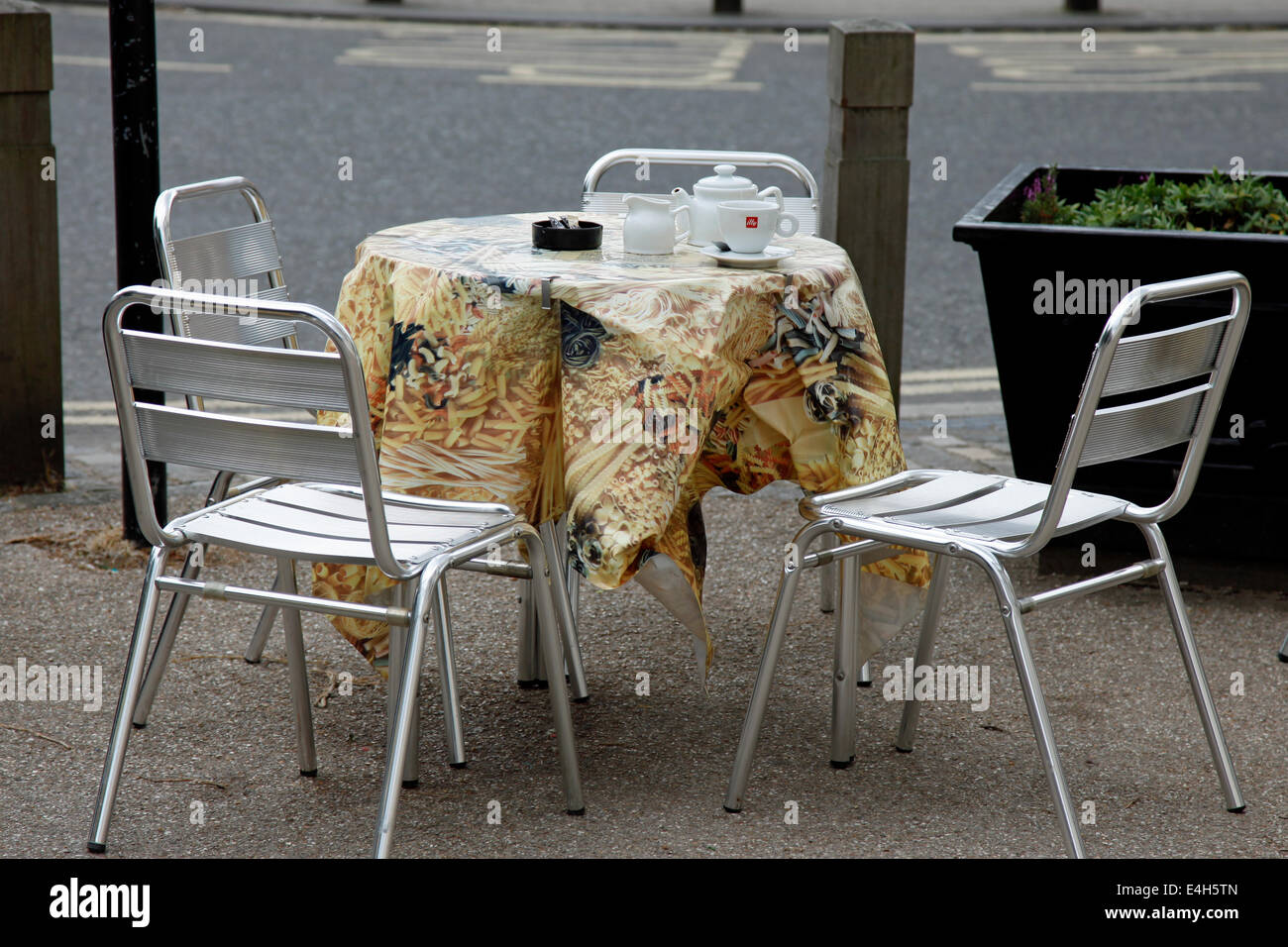 Revêtement extérieur table et chaises de café mis en place pour les clients Banque D'Images