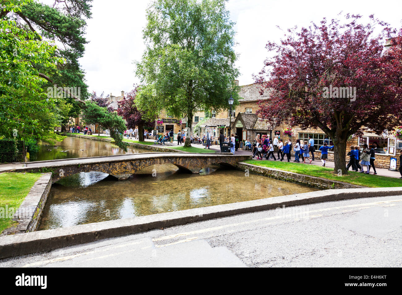 Bourton on the water village touristes pont rivière Windrush Cotswolds UK Angleterre Banque D'Images