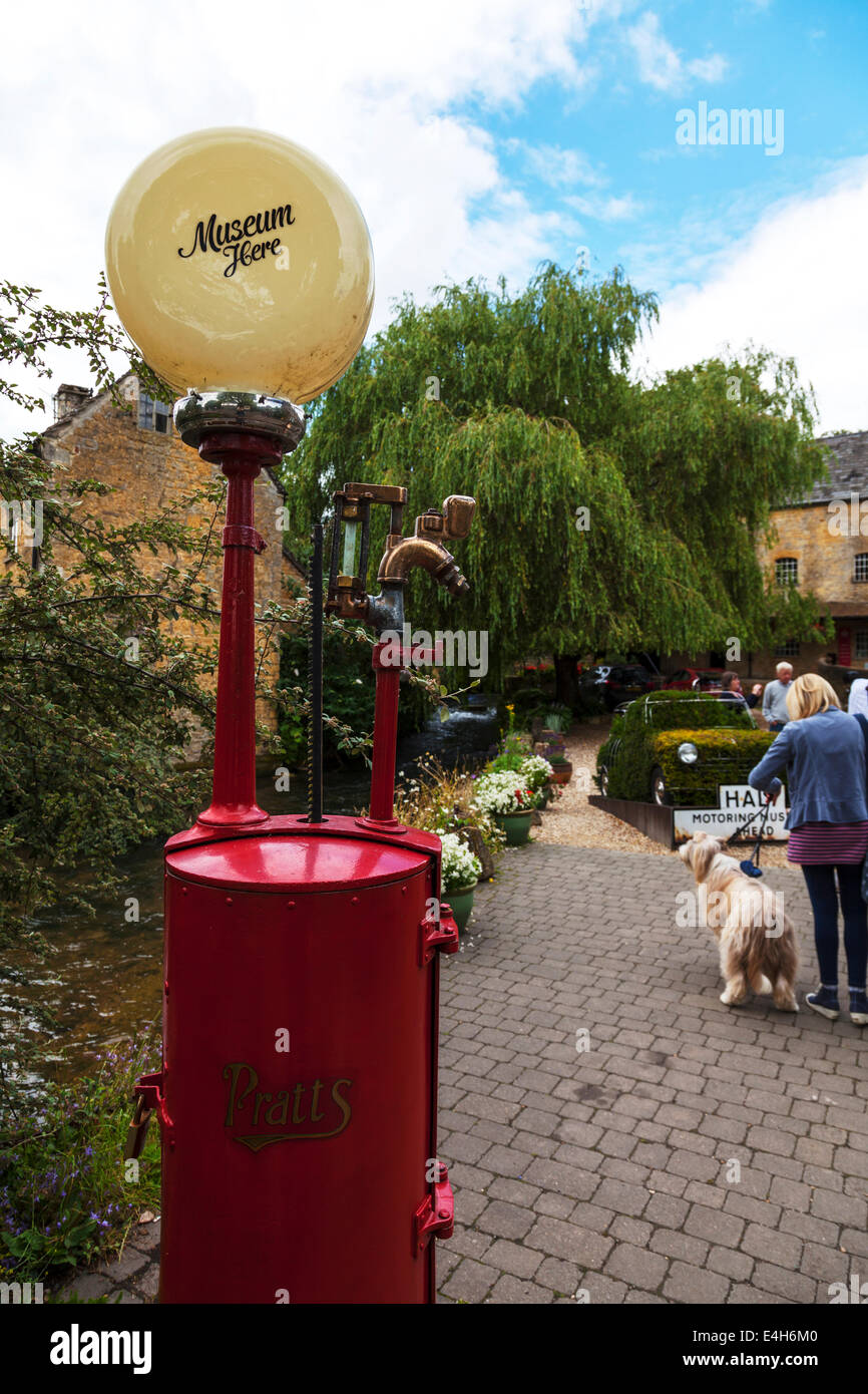 Une pompe à essence antique car museum Musée des véhicules à moteur de Cotswold Bourton on the water Cotswolds Banque D'Images