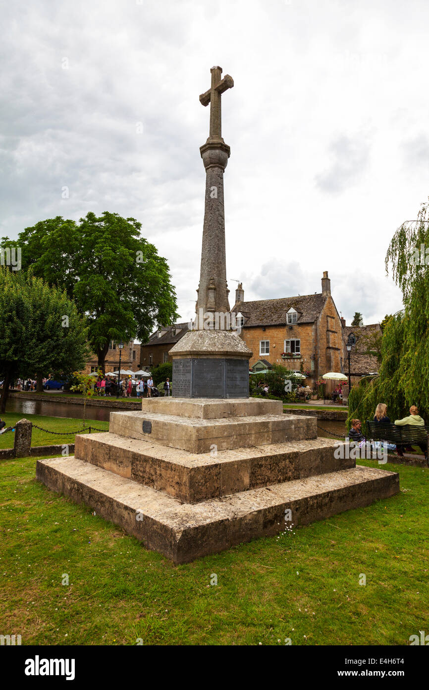 Bourton on the water war memorial sur village green cross souvenir Cotswolds UK Angleterre Banque D'Images