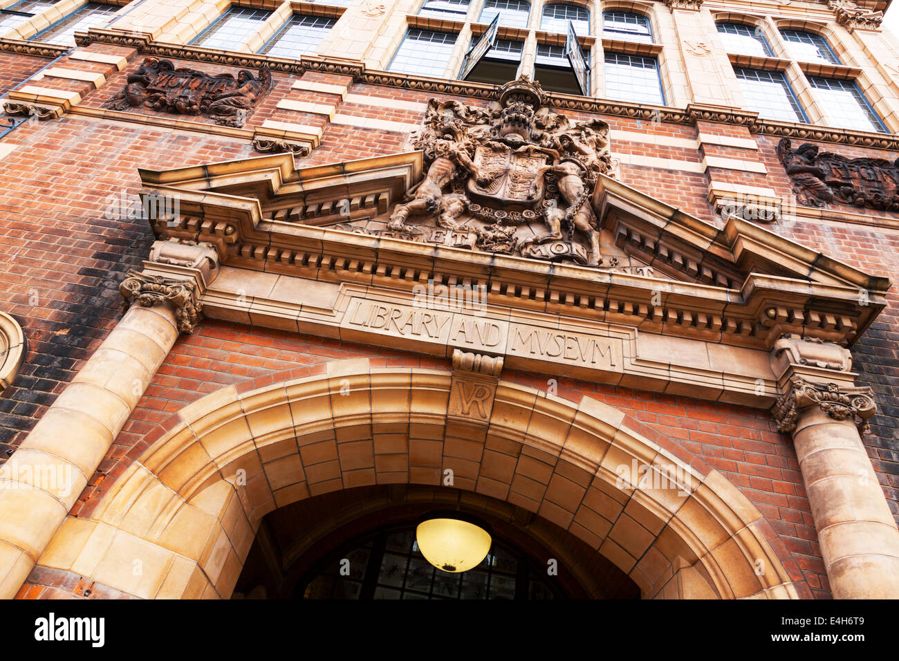 Stratford Upon Avon library and museum panneau extérieur façade entrée de l'édifice Cotswolds UK Angleterre Banque D'Images