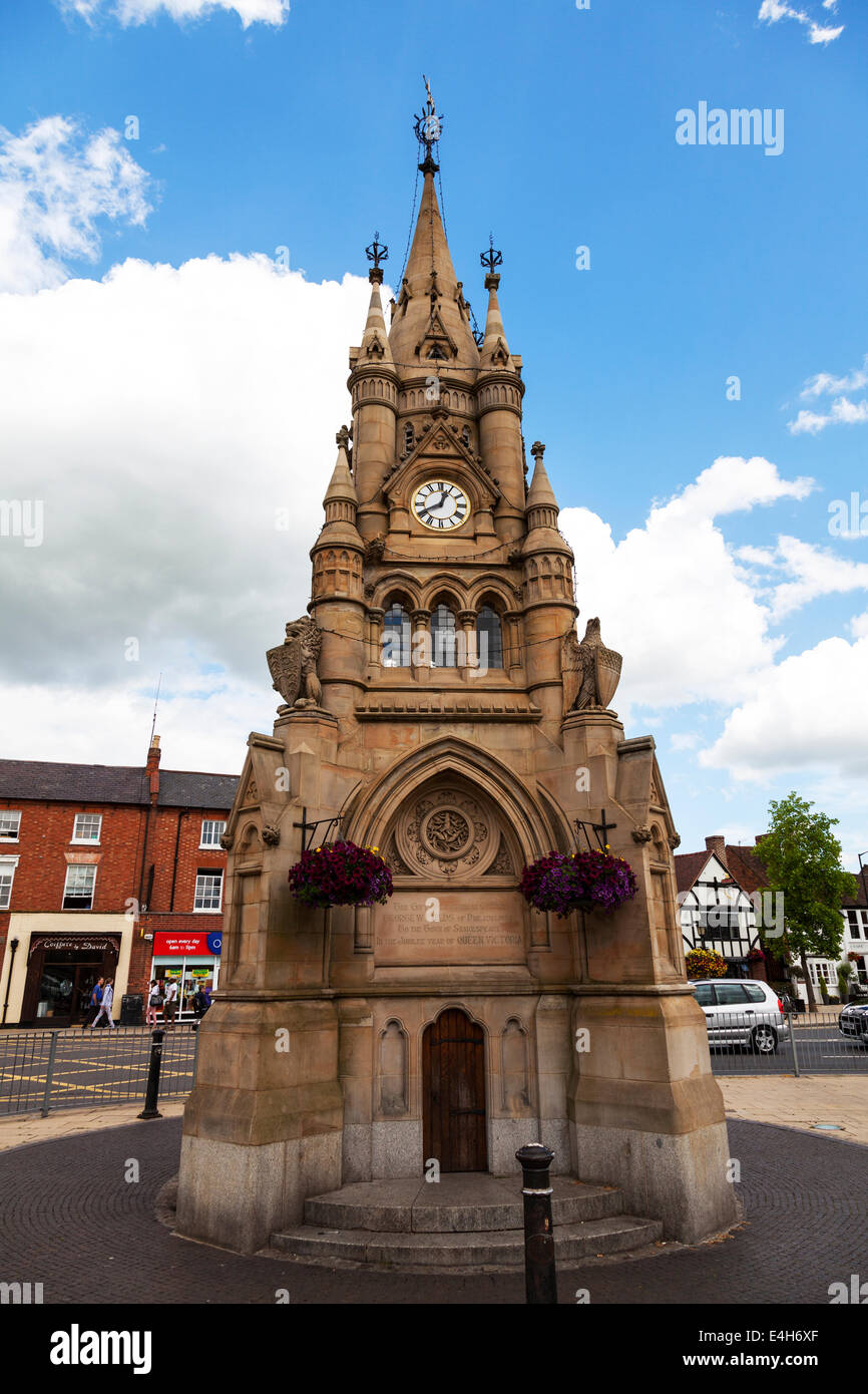 La fontaine américain Stratford upon Avon et tour de l'horloge à la place du marché UK Cotswolds Angleterre Banque D'Images