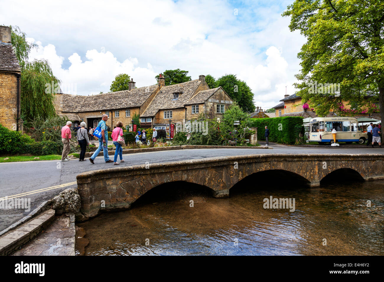 Bourton on the water village touristes pont rivière Windrush Cotswolds UK Angleterre tourisme Banque D'Images
