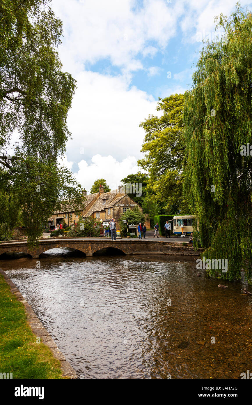 Bourton on the water village touristes pont rivière Windrush Cotswolds UK Angleterre Banque D'Images