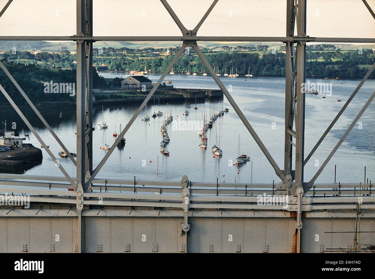 AJAXNETPHOTO. PLYMOUTH, ANGLETERRE.PONT FERROVIAIRE DE BRUNEL TRAVERSANT LA TAMAR RIVER.PHOTO:JONATHAN EASTLAND/AJAX REF:6049  08 33A. Banque D'Images