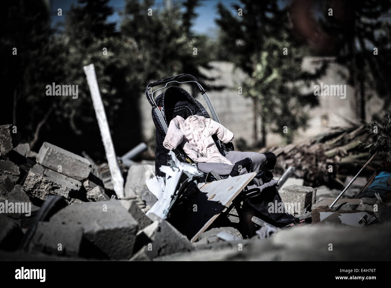 Gaza, la Palestine. 11 juillet, 2014. Les membres de la famille Abu Lealla inspecter le reste de leur maison détruite à la suite d'une attaque aérienne dans la ville de Gaza, le 11 juillet 2014. Au moins huit Palestiniens ont été tués pendant la nuit à frappes comme Israël avec son offensive aérienne dans la bande de Gaza, alors que le sud et le centre d'Israël a été pris pour cible par des tirs de roquettes des militants du vendredi matin. Credit : Momen Faiz/NurPhoto/ZUMA/Alamy Fil Live News Banque D'Images