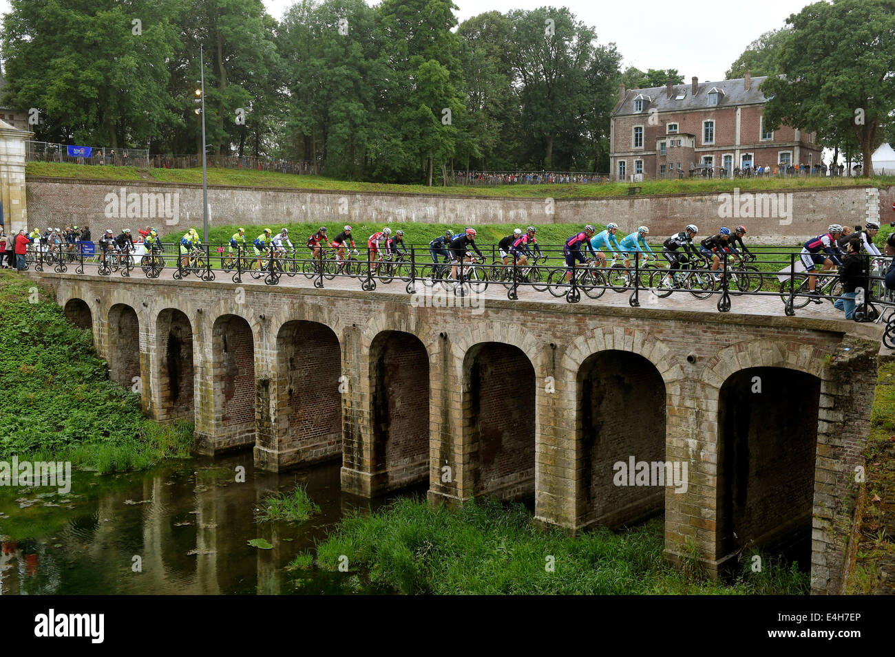 10.07.2014. Arras à Reims, France. Tour de France en vélo, l'étape 6. Le peleton traverse un vieux pont de pierre Banque D'Images