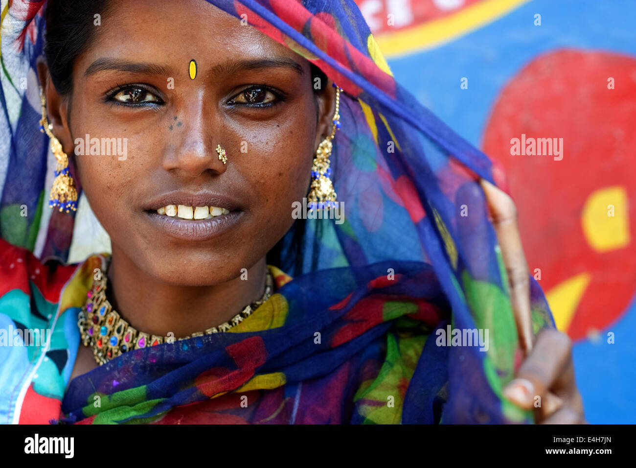 Sunita - femme indienne du Rajasthan, en Inde. Un portrait de jolie belle jeune femme de l'Inde à Pushkar Banque D'Images
