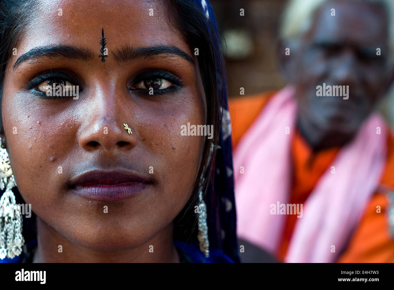 Portrait d'une belle jeune femme exotique indienne dans les rues de Pushkar, Rajasthan, India Banque D'Images