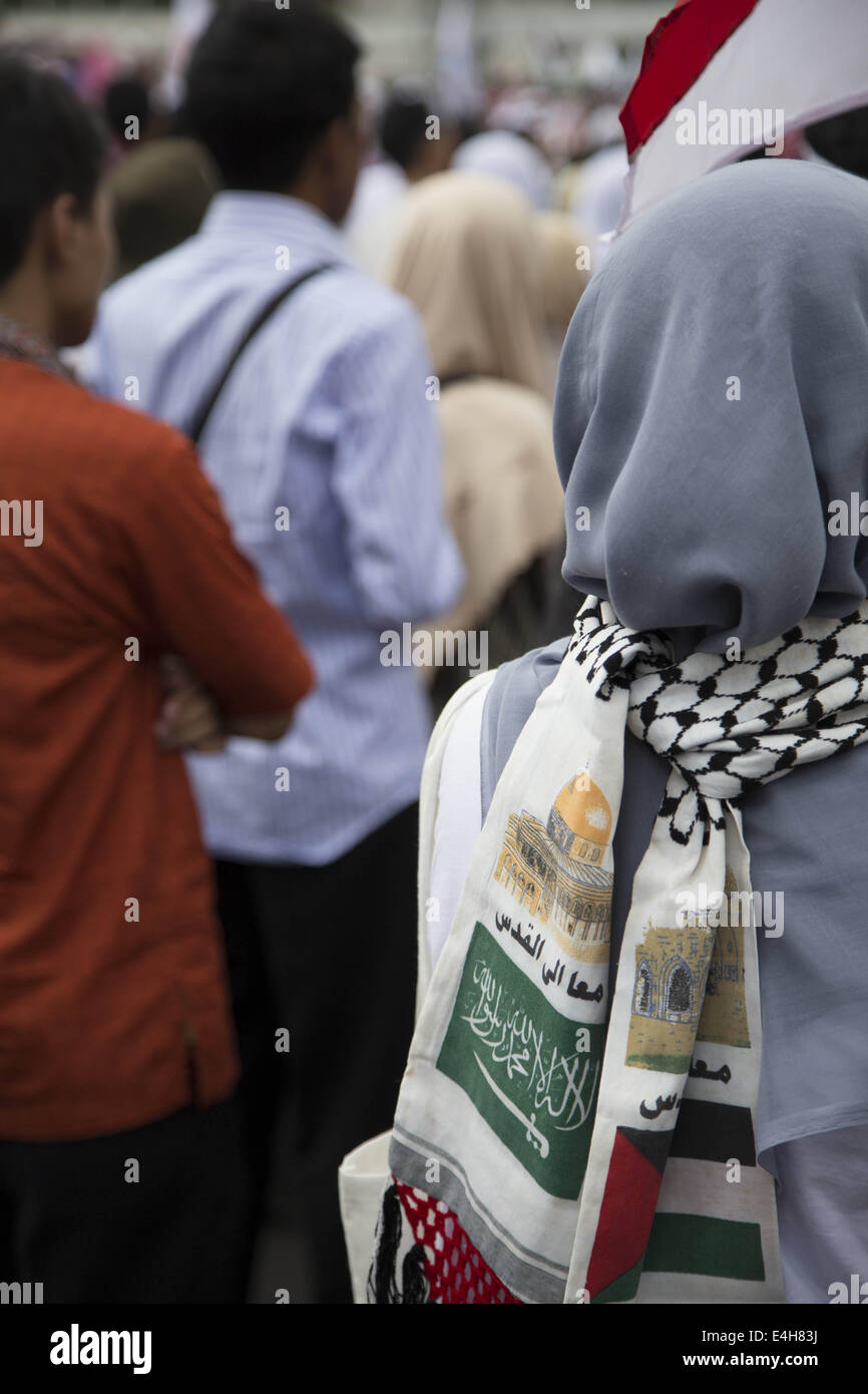 Jakarta, Jakarta, Indonésie. 11 juillet, 2014. Une femme avec la palestine foulard sur son cou pendant la démonstration. Des milliers d'Moeslim à partir de tous les éléments de l'Indonésie se sont réunis à l'Hôtel Indonesia rond-point pour protester et condamner l'agression d'Israël à Milliter Gaza-Palestine qui a tué près de 70 personnes de la Palestine sont plus femme et enfants. Credit : ZUMA Press, Inc./Alamy Live News Banque D'Images