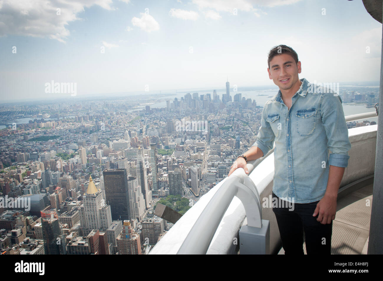 Manhattan, New York, USA. 11 juillet, 2014. Nous les hommes de terrain de l'Équipe nationale de ALEJANDRO BEDOYA visite l'Empire State Building, vendredi, Juillet 11, 2014. Credit : Bryan Smith/ZUMA/Alamy Fil Live News Banque D'Images