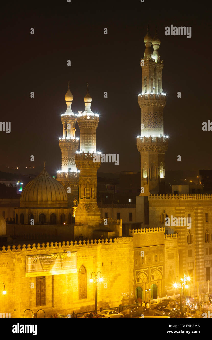 Mosquée Al-Azhar est éclairée la nuit. Le Caire, Egypte Banque D'Images