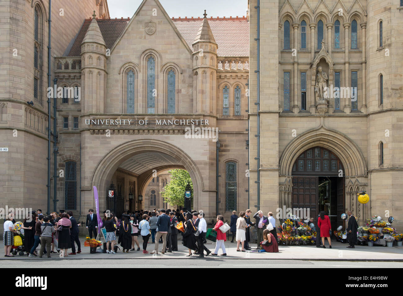 Les étudiants de l'Université de Manchester, assister à leur cérémonie de remise de diplômes, accompagnés de leurs amis et famille. (Usage éditorial uniquement). Banque D'Images