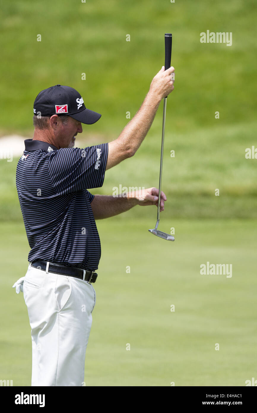 Oqasmieh, Iowa, États-Unis. 11 juillet, 2014. Jerry Kelly, s'aligne son birdie au 8ème tentative vert pendant le deuxième tour jouer à la John Deere Classic, vendredi, Juillet 11th, 2014. Crédit : Louis Brems/Quad-City Times/ZUMA/Alamy Fil Live News Banque D'Images