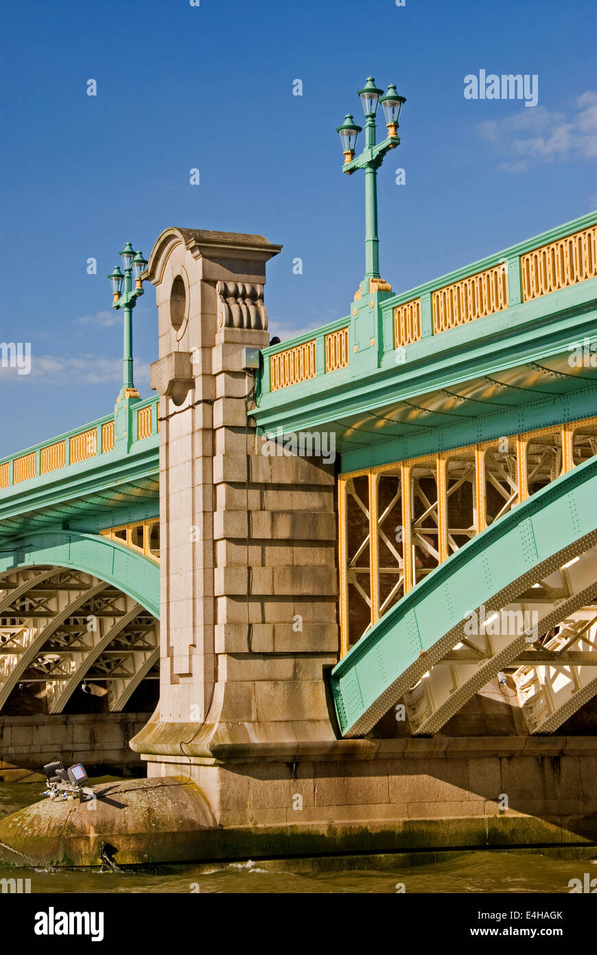 Southwark Bridge, orné d'acier et de piles en pierre, sur la Tamise dans le centre de Londres Banque D'Images