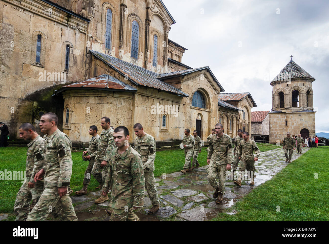 Soldats géorgiens visiter monastère de Gelati, Kutaisi, Géorgie Banque D'Images