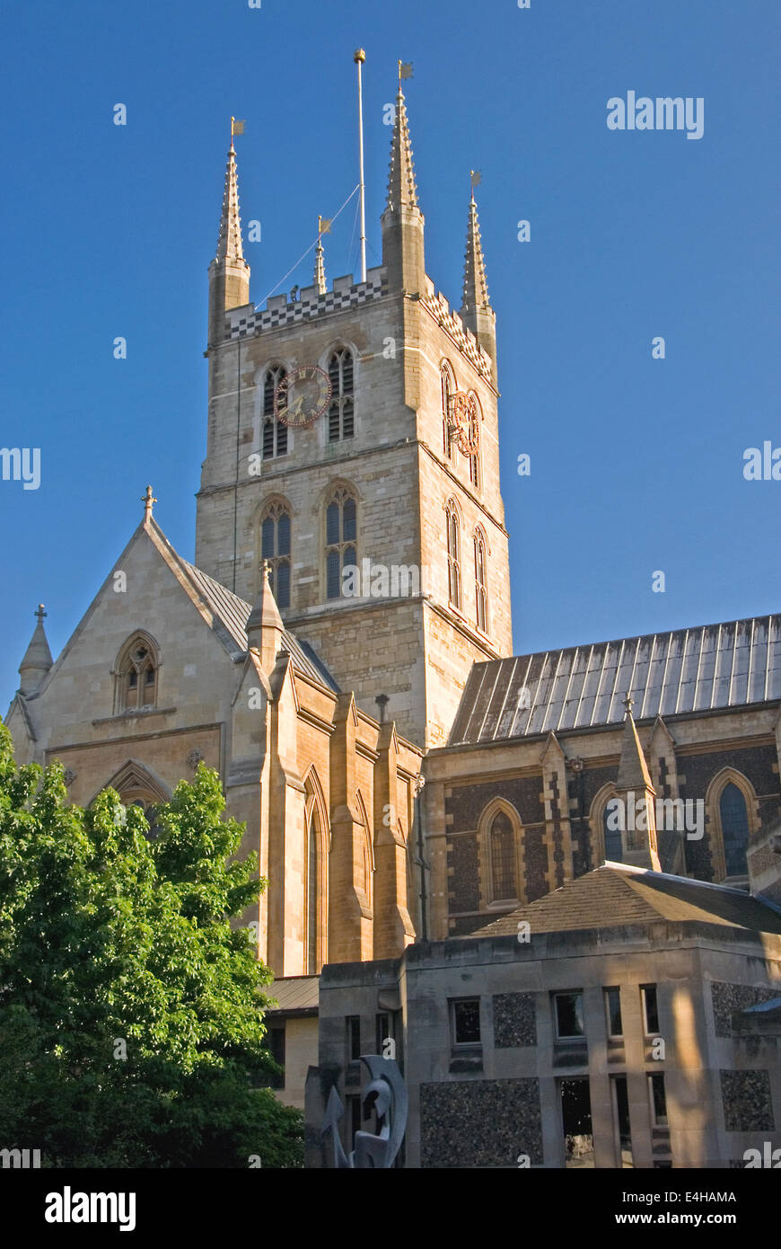La cathédrale de Southwark sur la rive sud de Londres est entouré d'immeubles de bureaux modernes. Banque D'Images